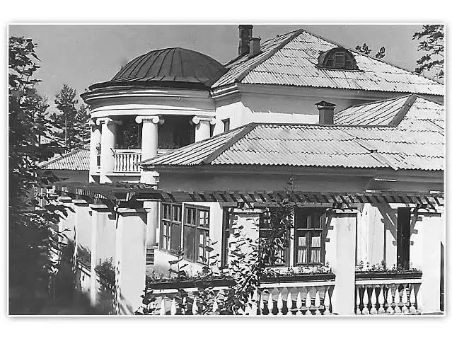 Перед вами дошкольное учреждение, введённое в эксплуатацию в 1949 году на ул. Сибирской...