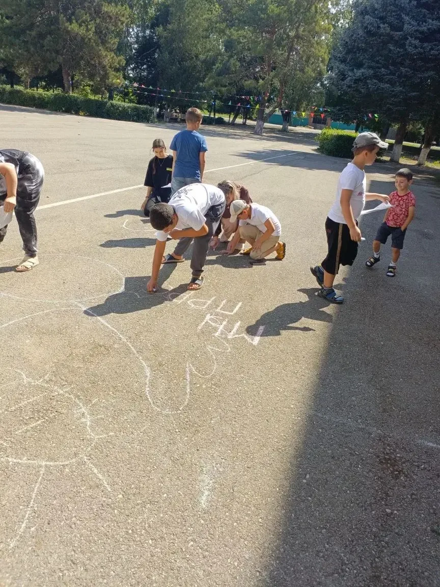 Наш ответ — МИР! ☀️✌️

Сегодня весь асфальт в нашем дворе школы превратился в манифест добра. Рисуем