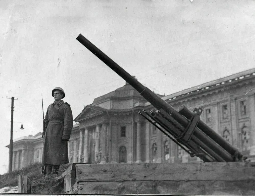 Университетская набережная. Боец на посту у зенитного орудия. 1943 г.