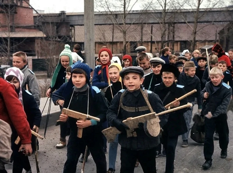 Ребята отправились играть в Зарницу! 1970-е.