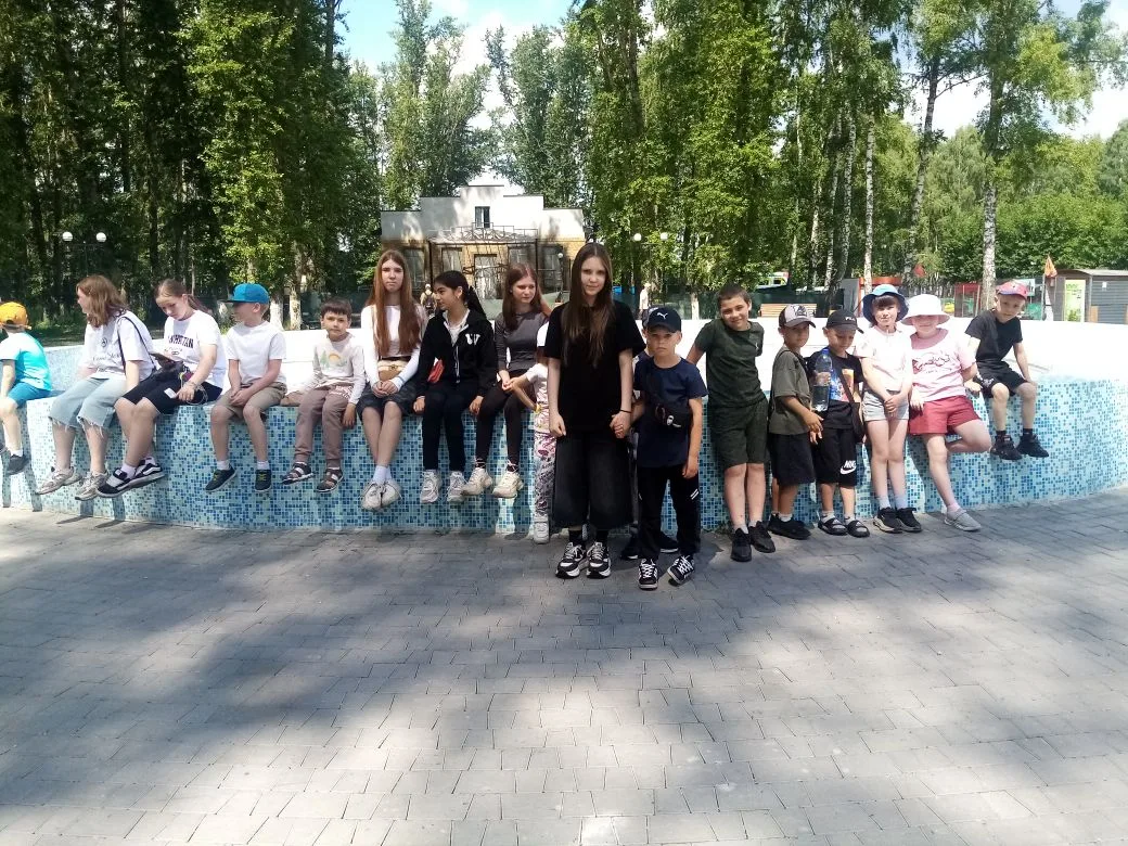 Девятый день в лагере начался бодро:сначала прошла традиционная линейка, затем-энергичная зарядка, а