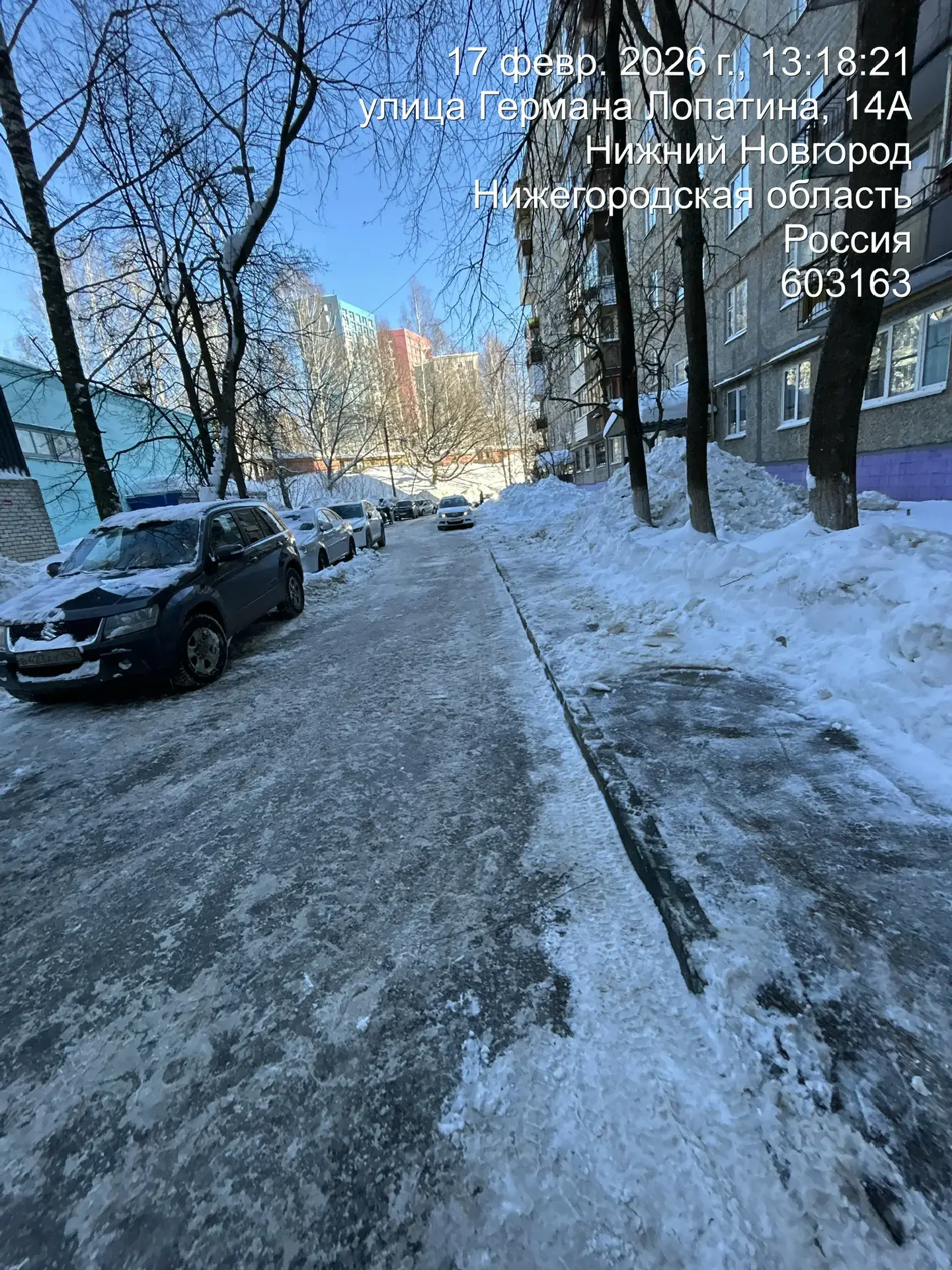 Работы по расчистке территорий ведутся в усиленном режиме после очередного снегопада.  Регулярно очи
