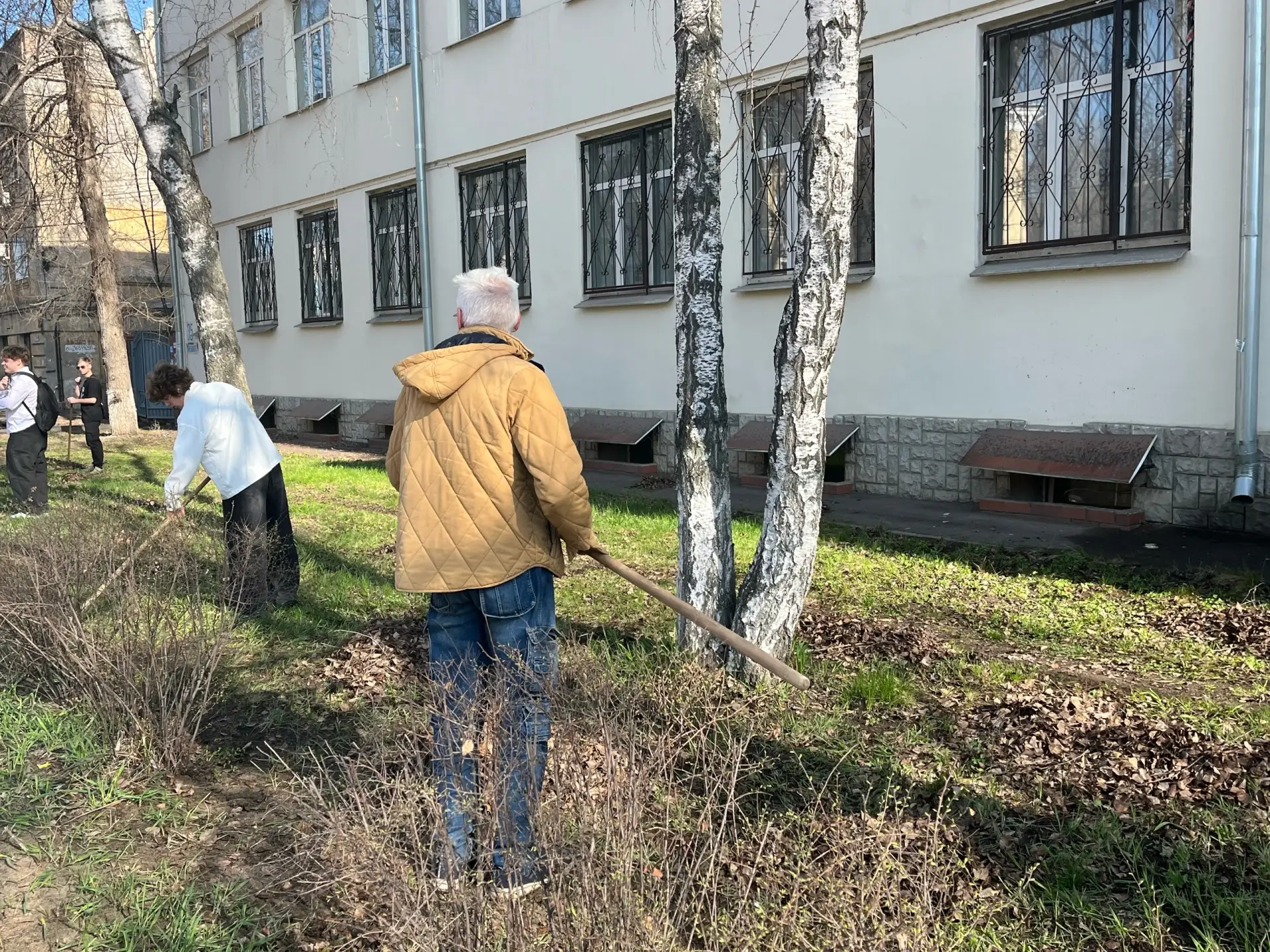 Весна вступает в свои права, а это значит — время наводить чистоту. Студенты филиала РГУПС снова взя