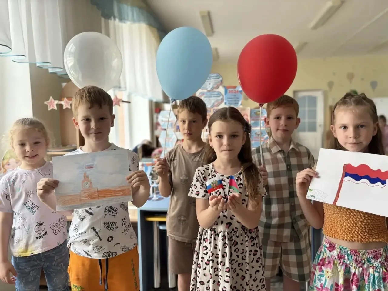 «Российский триколор в сердцах будущих школьников: группа №11 готовится к Дню России»