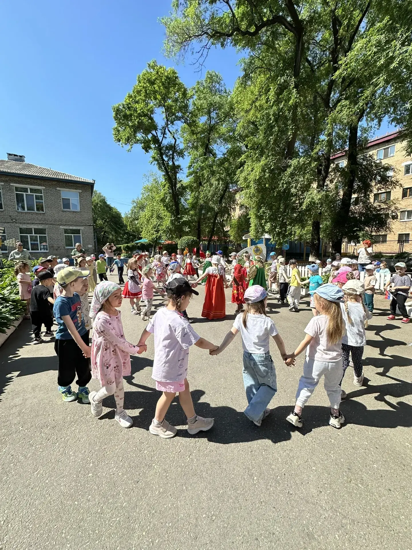 Сегодня в нашем детском саду, в преддверии праздника Дня России,  прошло замечательное ...