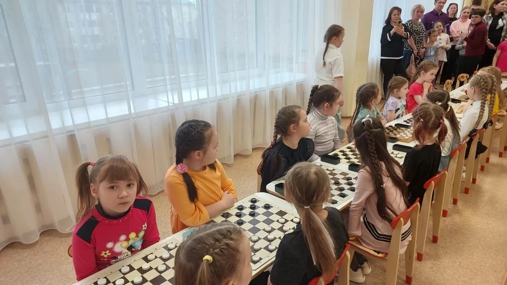 🏆 Наши звёзды — лучшие по шашкам в городе!

В городе прошли захватывающие соревнования по шашкам ср