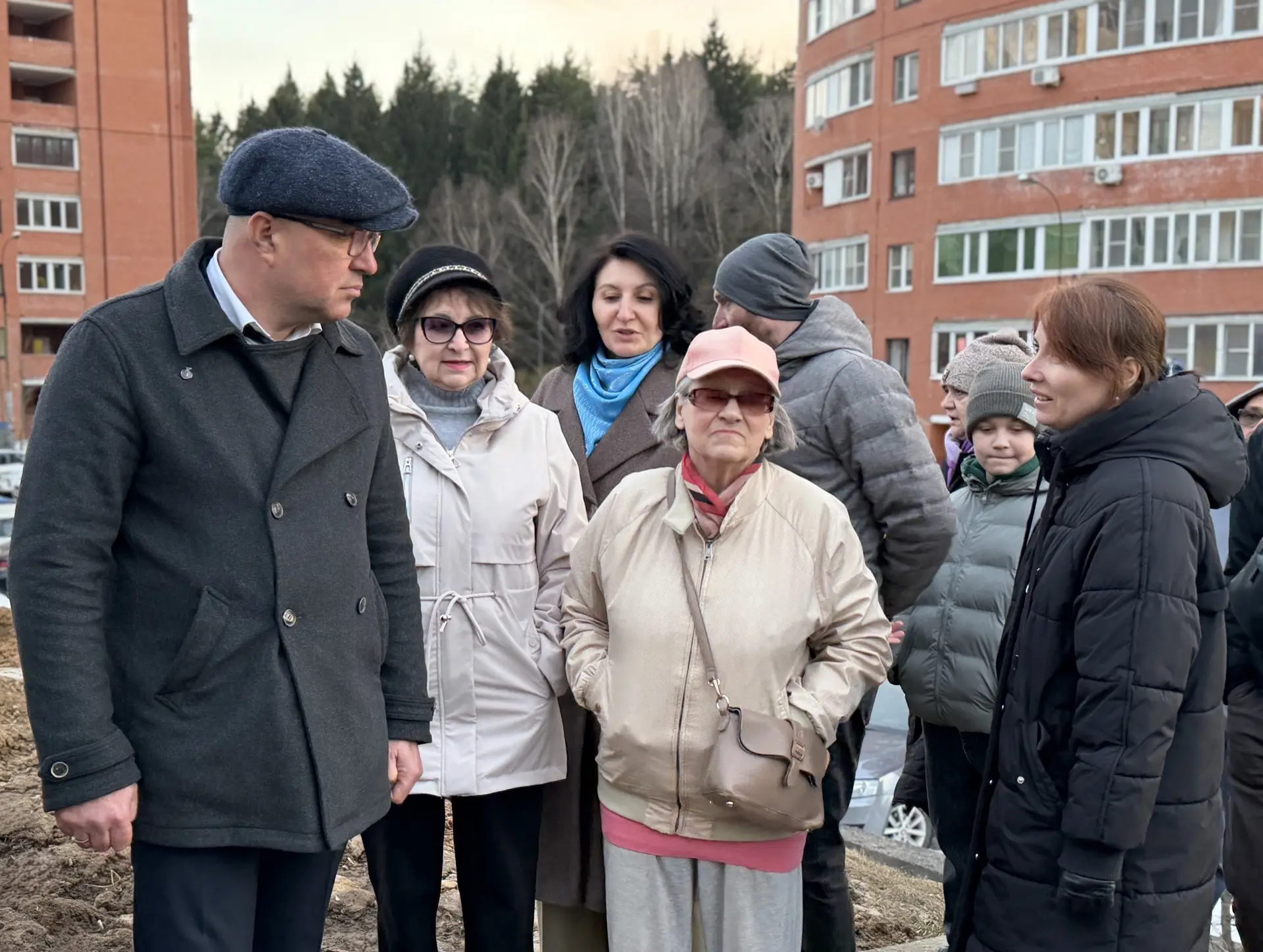 ✅Алексей Зотов провел обход в микрорайоне «В»    Глава управы района Троицк, совместно с жителями, с