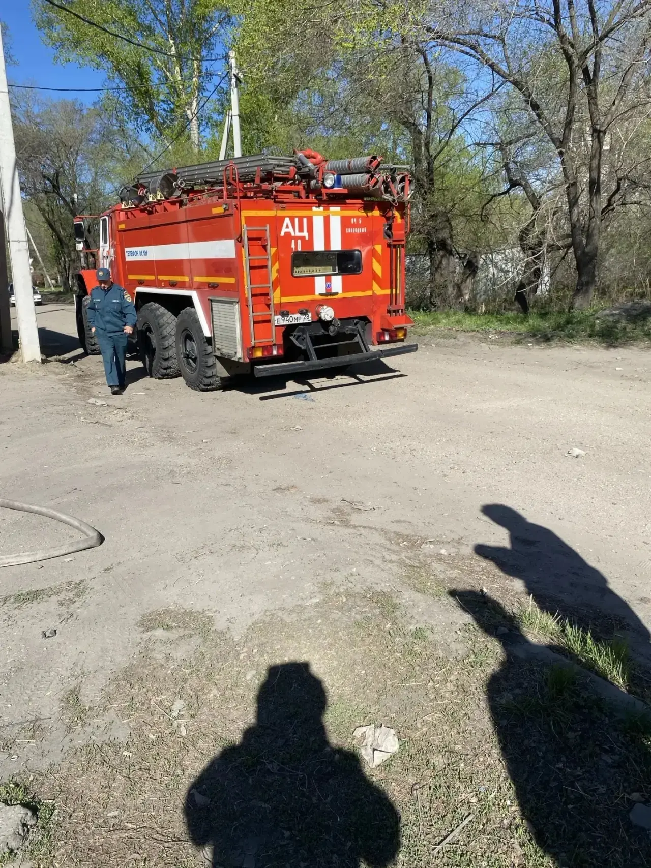 Гараж вместе с автомобилем загорелся в Свободном  18 мая в Свободном на улице Октябрьской произошёл 