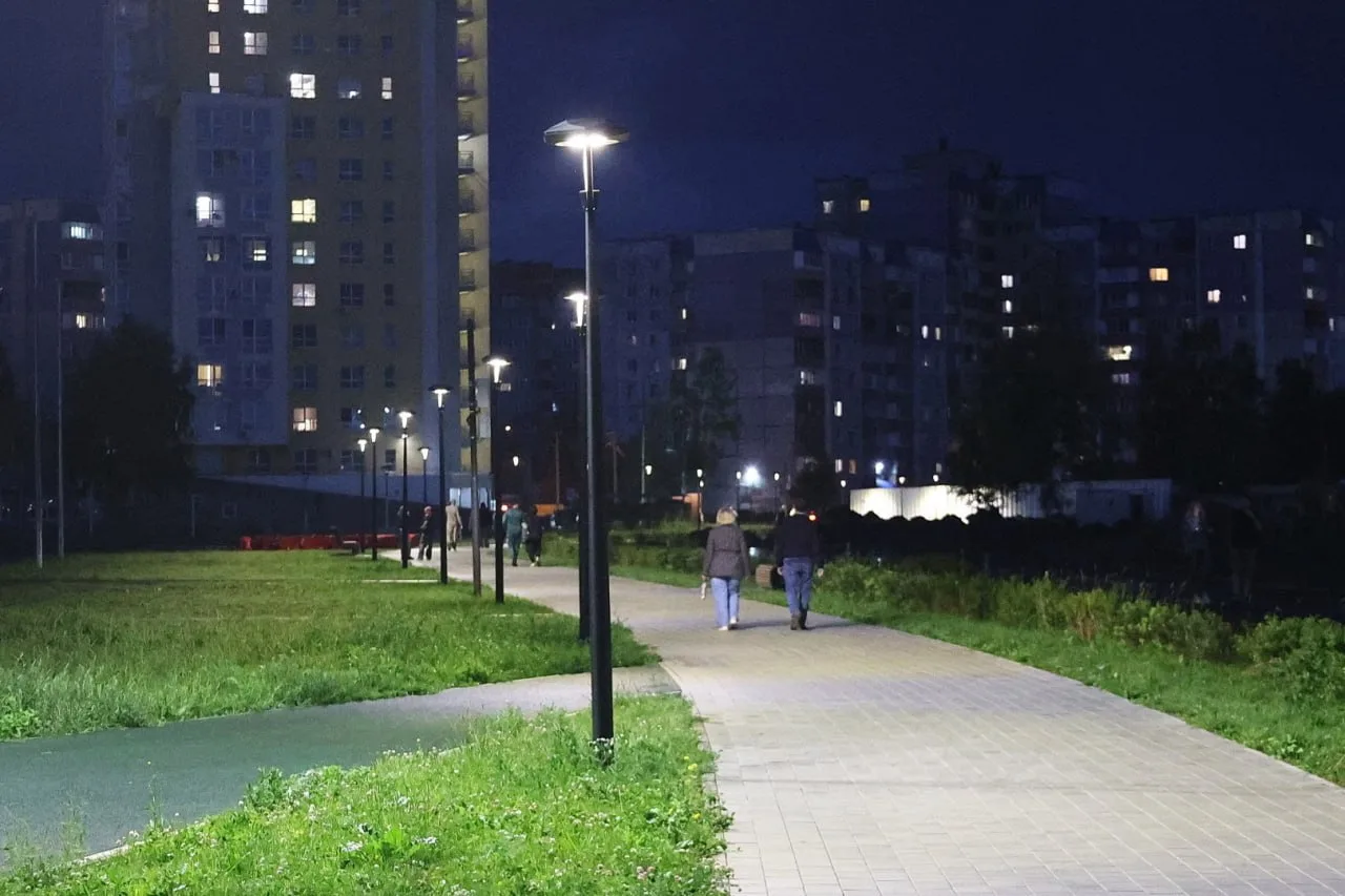 🌟Вечерние огни и лавочки. Парк за ТЦ "Европа" продолжает преображаться