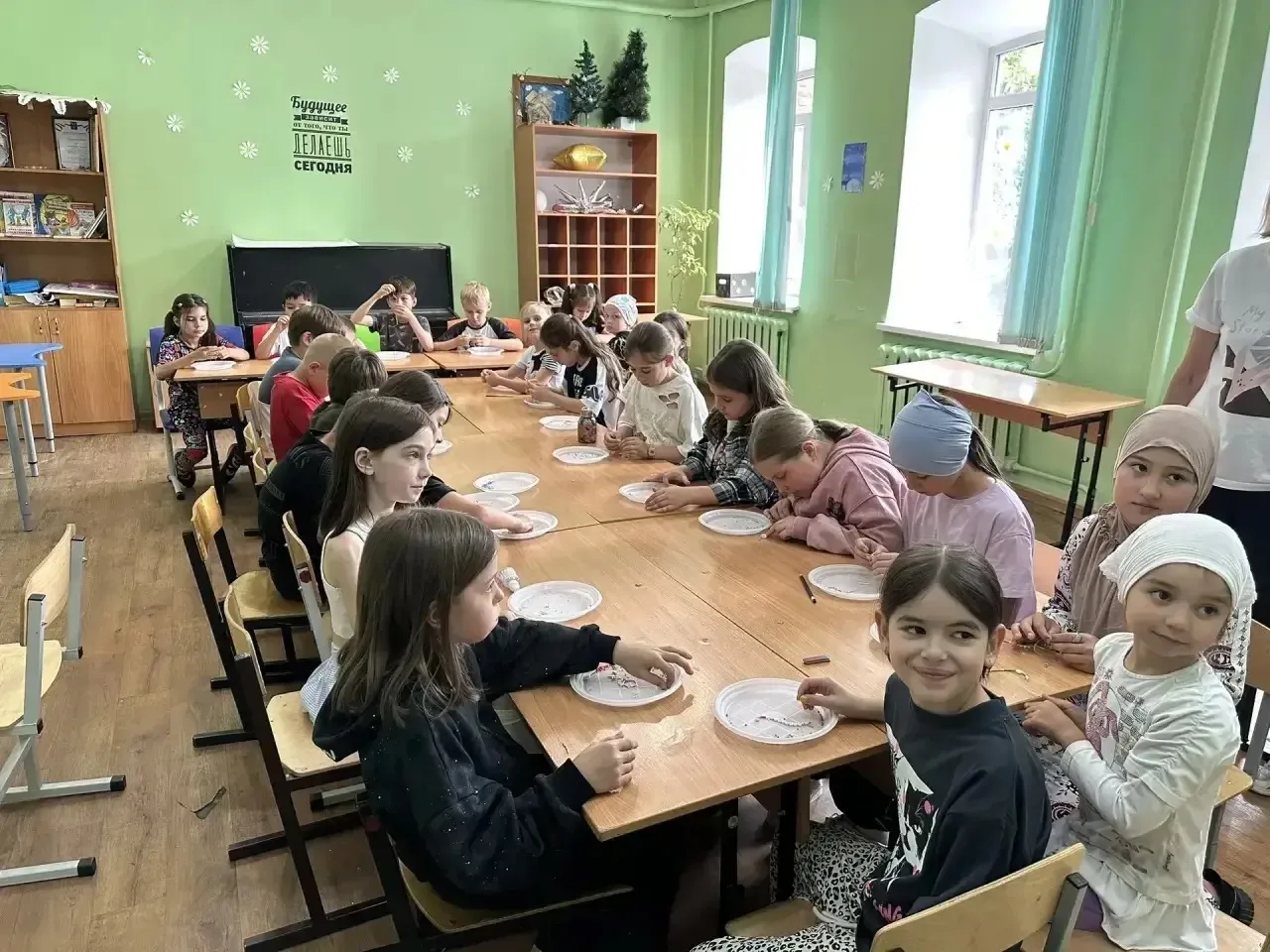 Привет из солнечного лагеря! Утро началось с бодрой зарядки и вкусного завтрака, а дальше нас ждал н
