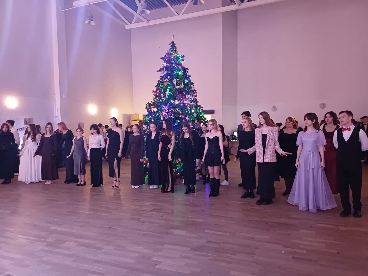 Завершаем серию постов о новогодних событиях ярким восклицанием!  В стенах нашей школы состоялся пои