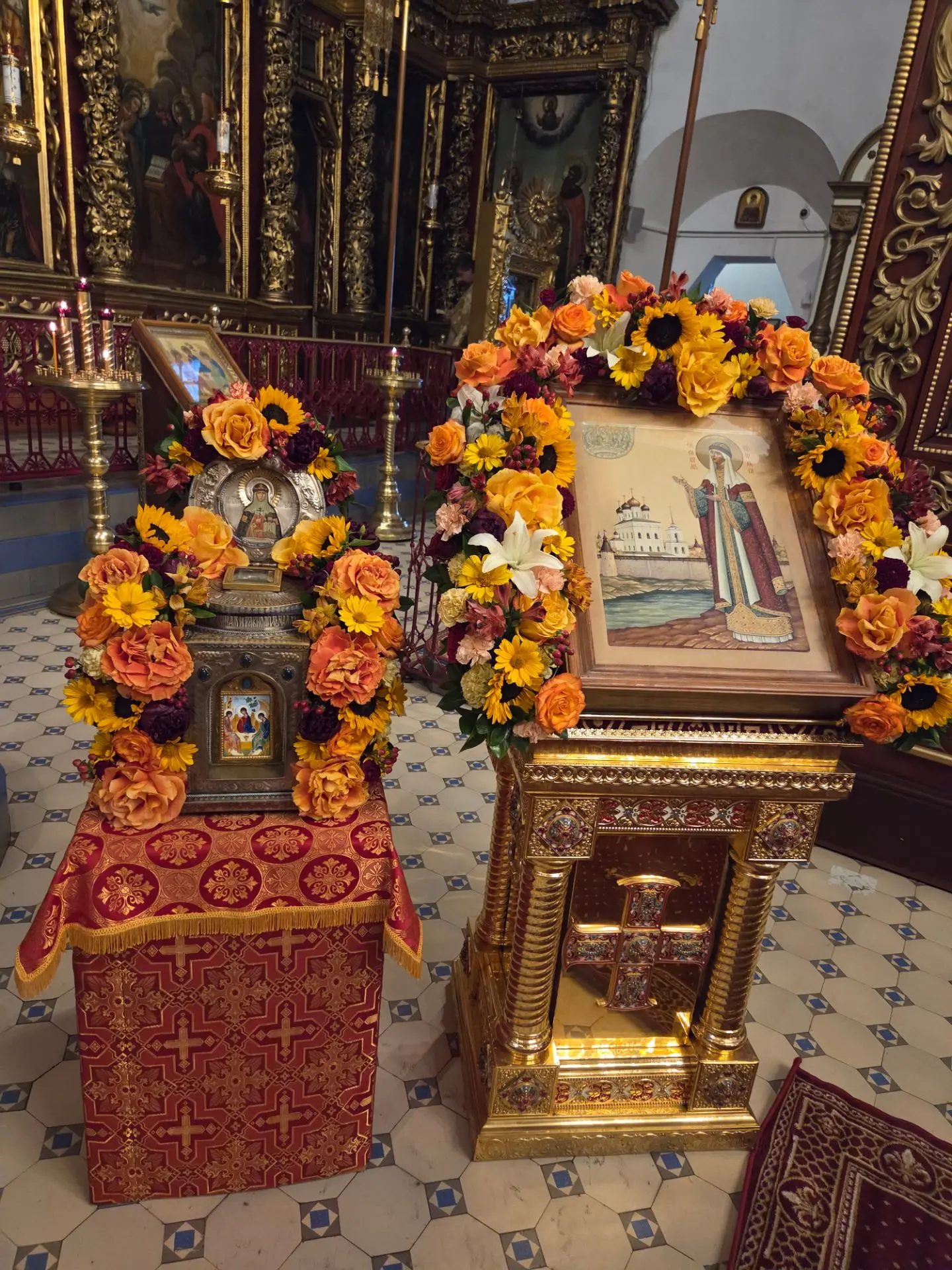 На святом месте

В Пскове, в самом сердце Кремля, стоит Свято-Троицкий кафедральный собор — главный 