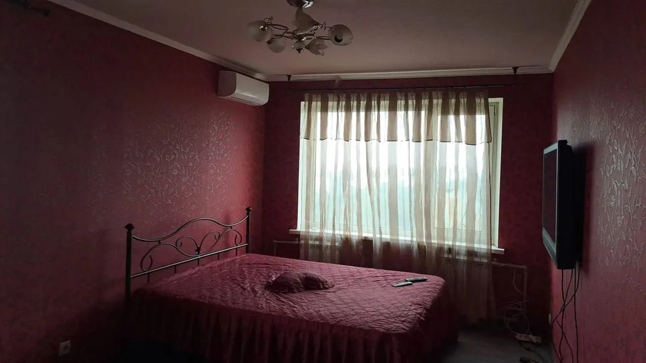 Квартира  1 комнатная  с отличным ремонтом Скляренко, этаж 14 ,вода есть ,рядом магазин...