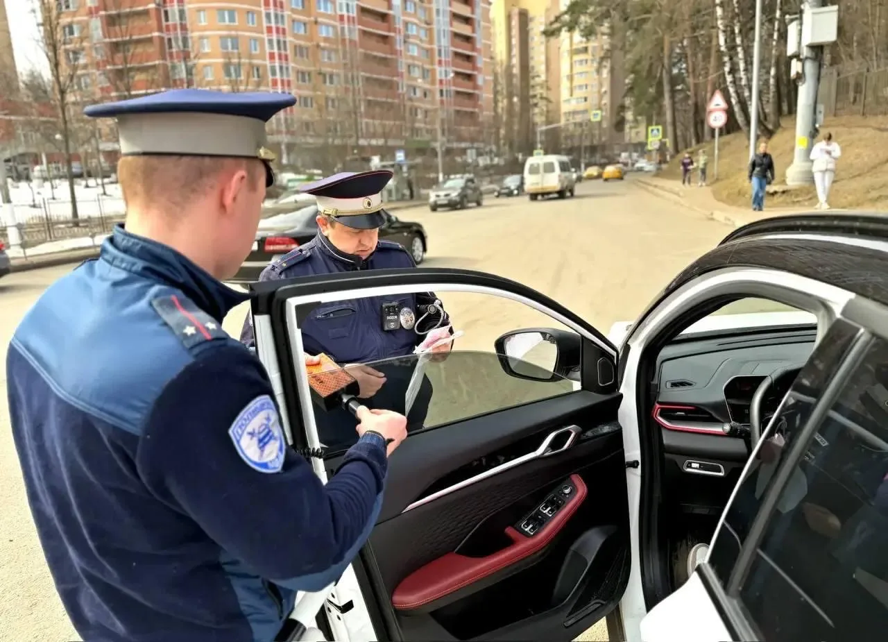 👮‍♂️ В Красногорске на улице Речной провели рейд по тонировке  Сотрудники Госавтоинспекции проверили