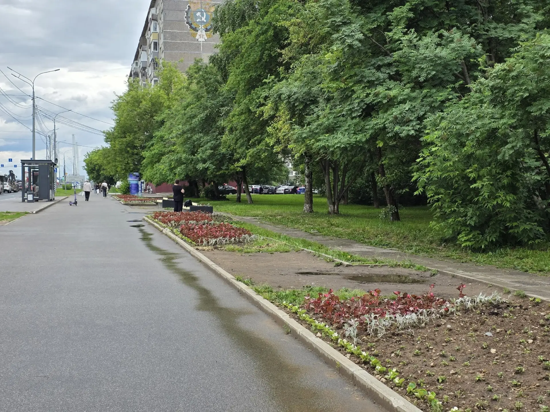 Продолжаем собирать цветочные уголки на городских территориях. Наш фотограф застала работы по обустр