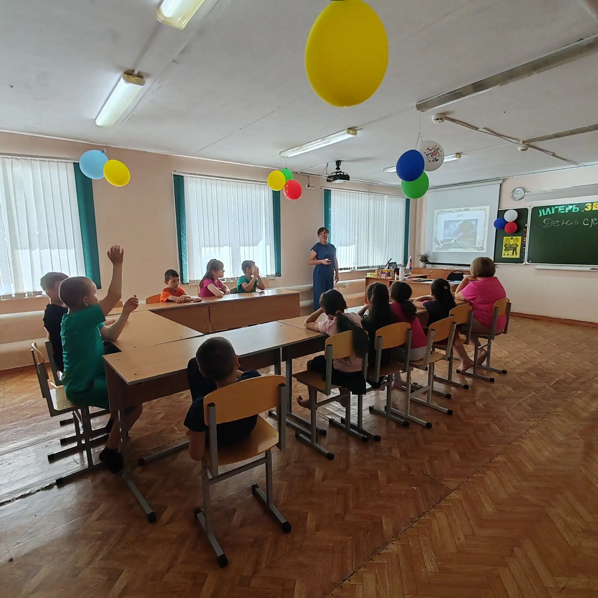 🌟Десятый день в пришкольном лагере "ЗВЕЗДА" оказался поистине сказочным!🔮🧙🪄
После зарядки воспит