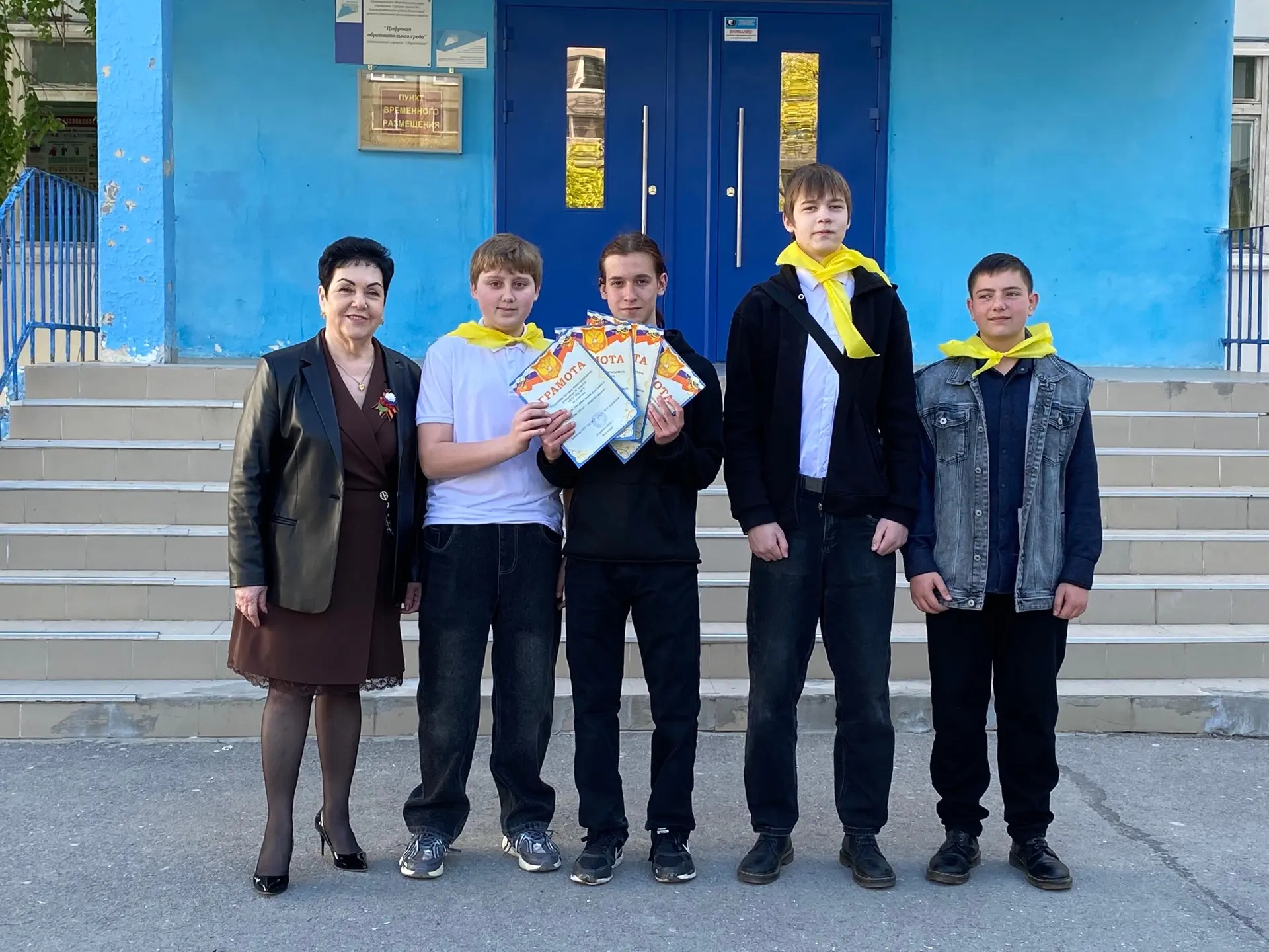 🇷🇺Традиционно утро понедельника в нашей школе началось с поднятия государственного флага Российской 