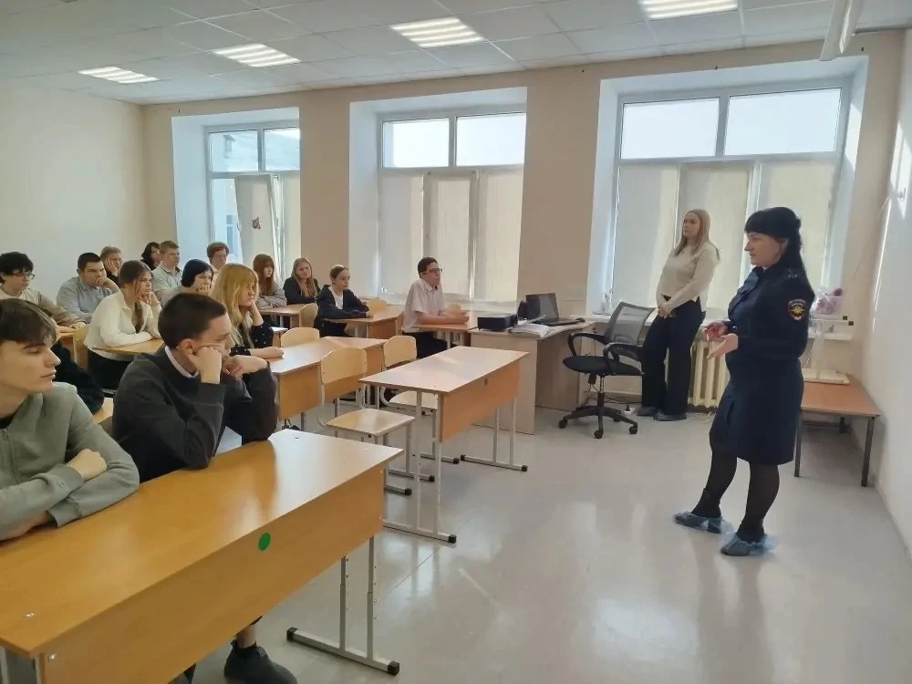 Сегодня к нам в школу №31 приходил инспектор ПДН Панова Е.А. с очень важной беседой о дропперстве.  