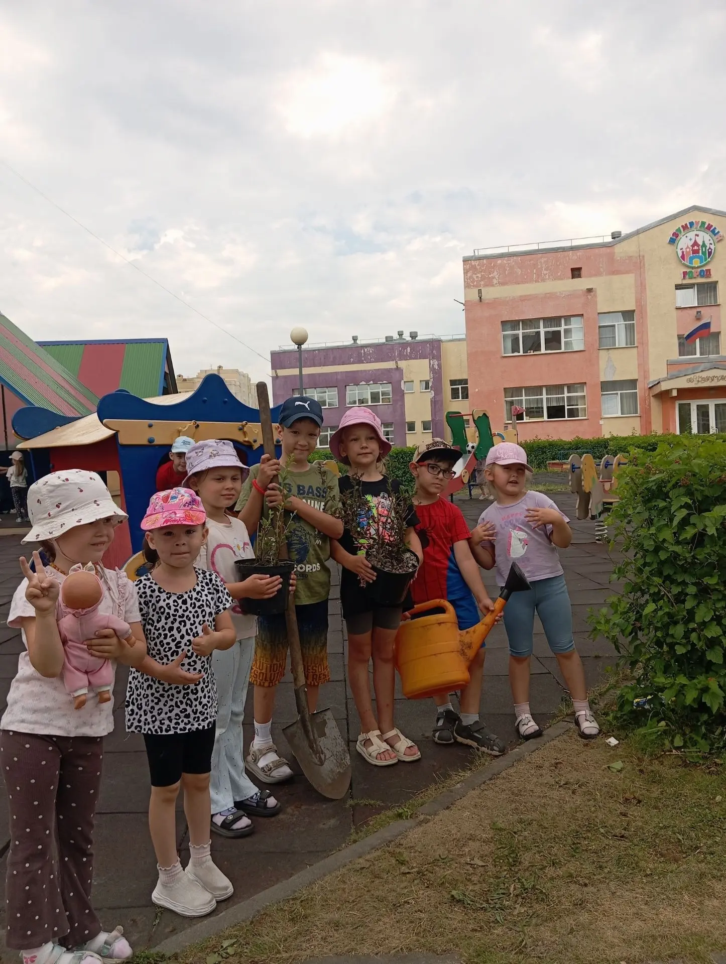 🌱Маленькие садоводы: группа «Весёлые друзья» озеленяет территорию детского сада!👍

🌱В детском сад