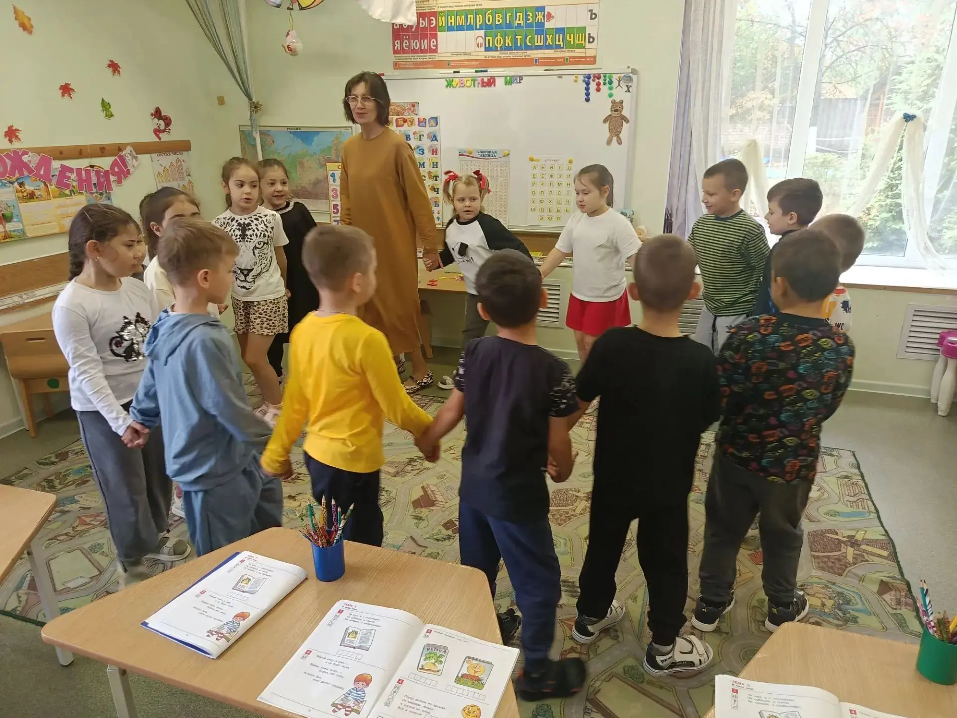 Группа "Радуга ", речевое развитие "В мире книг" Цель:продолжать знакомить с условными ...