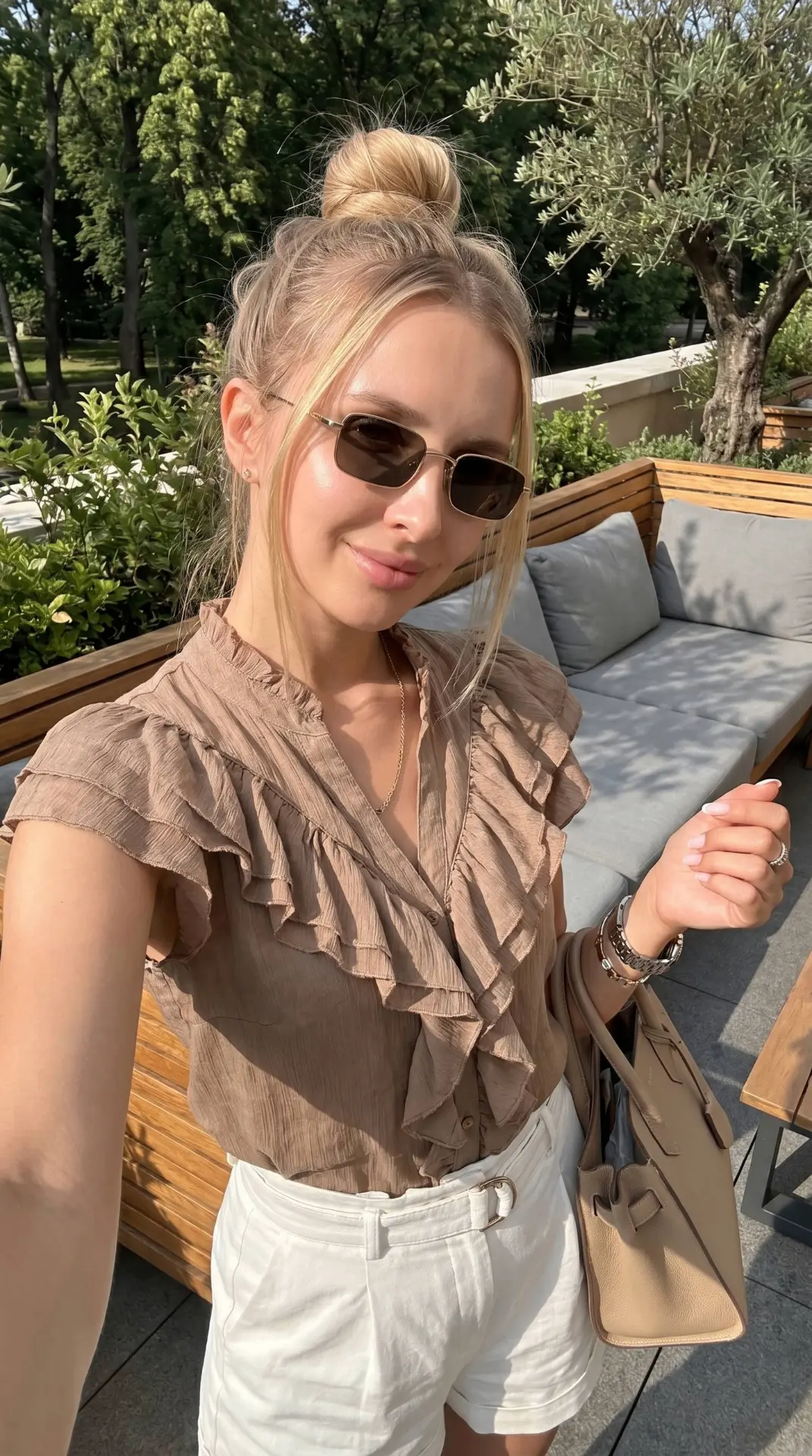 Фотореалистичное селфи, абсолютный реализм, 8K Ultra HD, DSLR photography, RAW photo, natural skin t