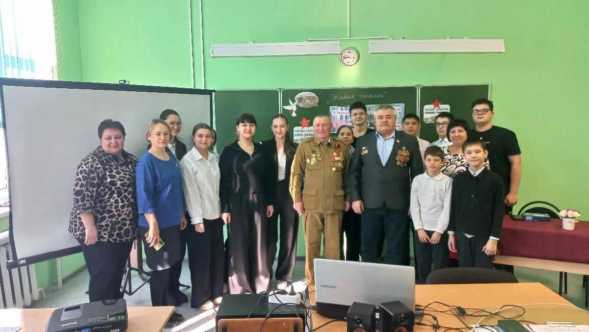 В Озерской школе прошёл урок мужества, посвящённый Дню памяти россиян, исполнявших служ...