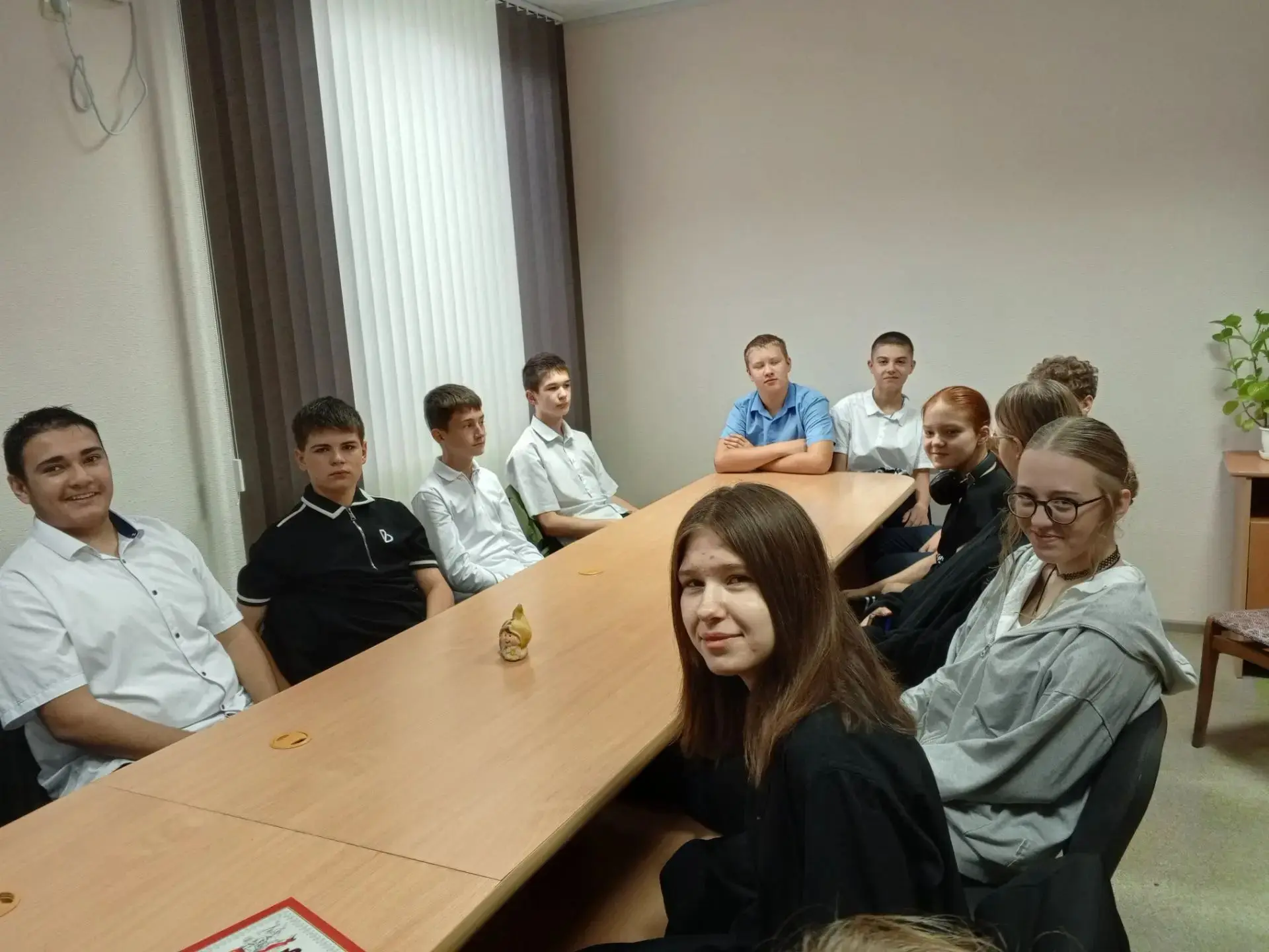 Учащиеся   8  "В" класса (кл. руководитель Т.Н. Осипова) посетили  архивный отдел админ...