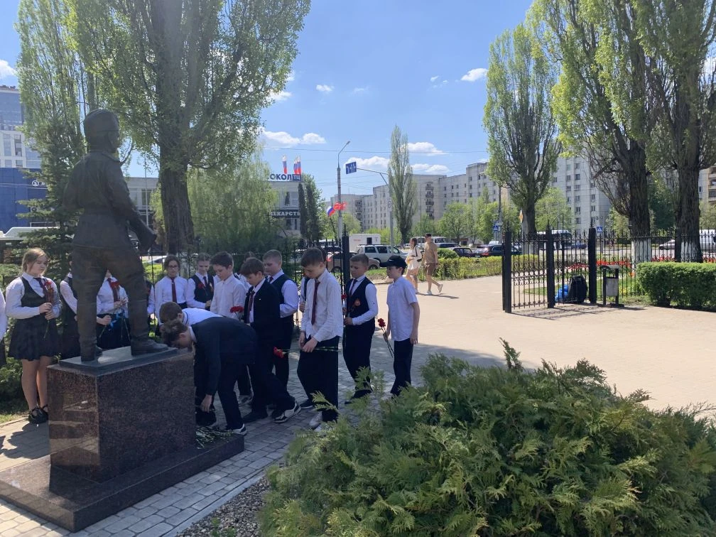 В этот особенный день наши ученики отдали дань памяти героям – возложили цветы к памятникам.  В глаз