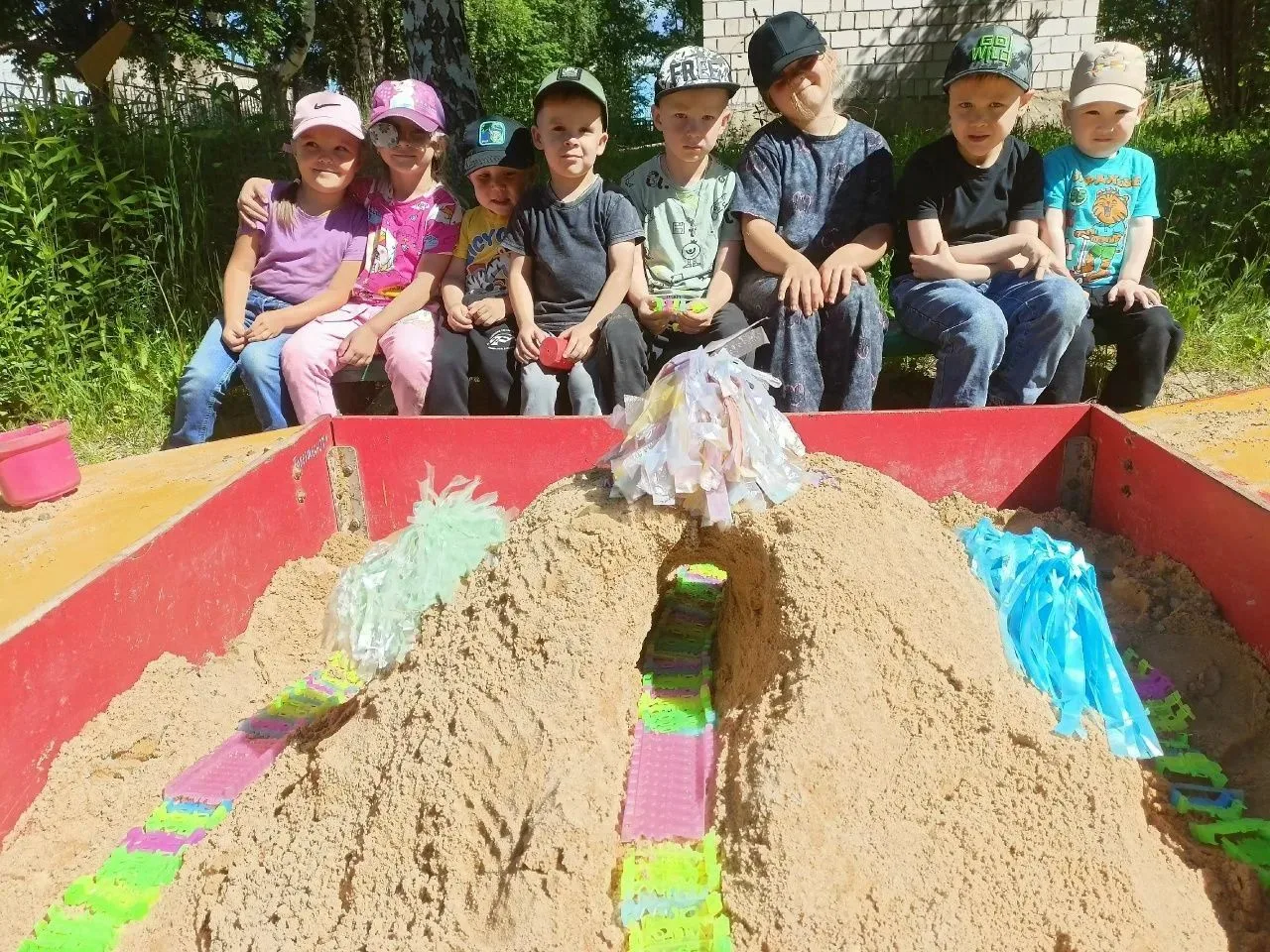 Опытно-экспериментальная деятельность  «Волшебный и опасный песок»
 
В рамках работы по ознакомлению