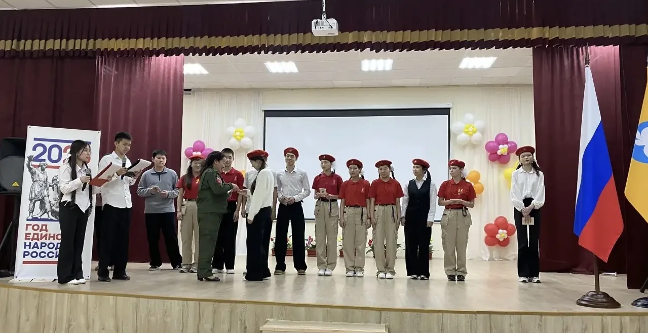 В рядах «ЮНАРМИИ» пополнение! 🇷🇺  Сегодня в нашей школе состоялось знаковое событие — юнармейцы отря