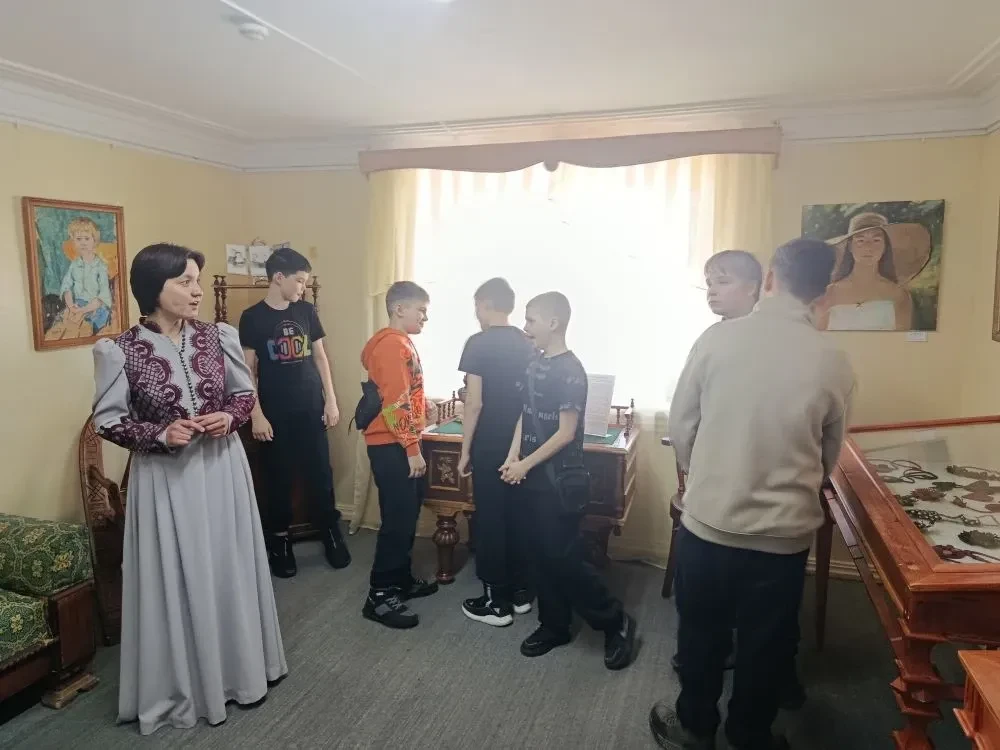 НЕСКУЧНЫЕ КАНИКУЛЫ 6а класс посетил музей купеческого быта. Встретились с купчихой из Казани, обсуди