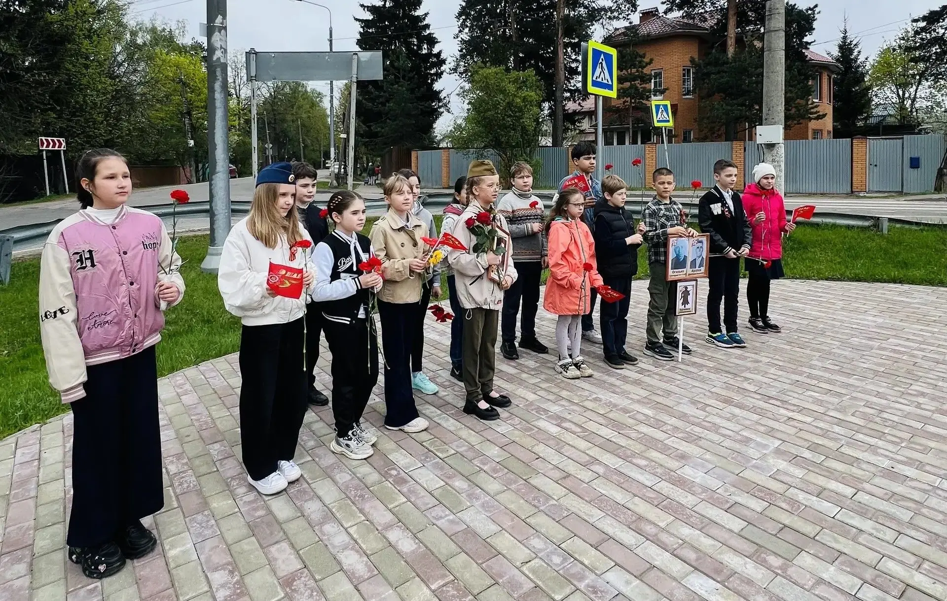 Сегодня утром ученики 4 «В» класса вместе со своим классным руководителем собрались у памятника павш