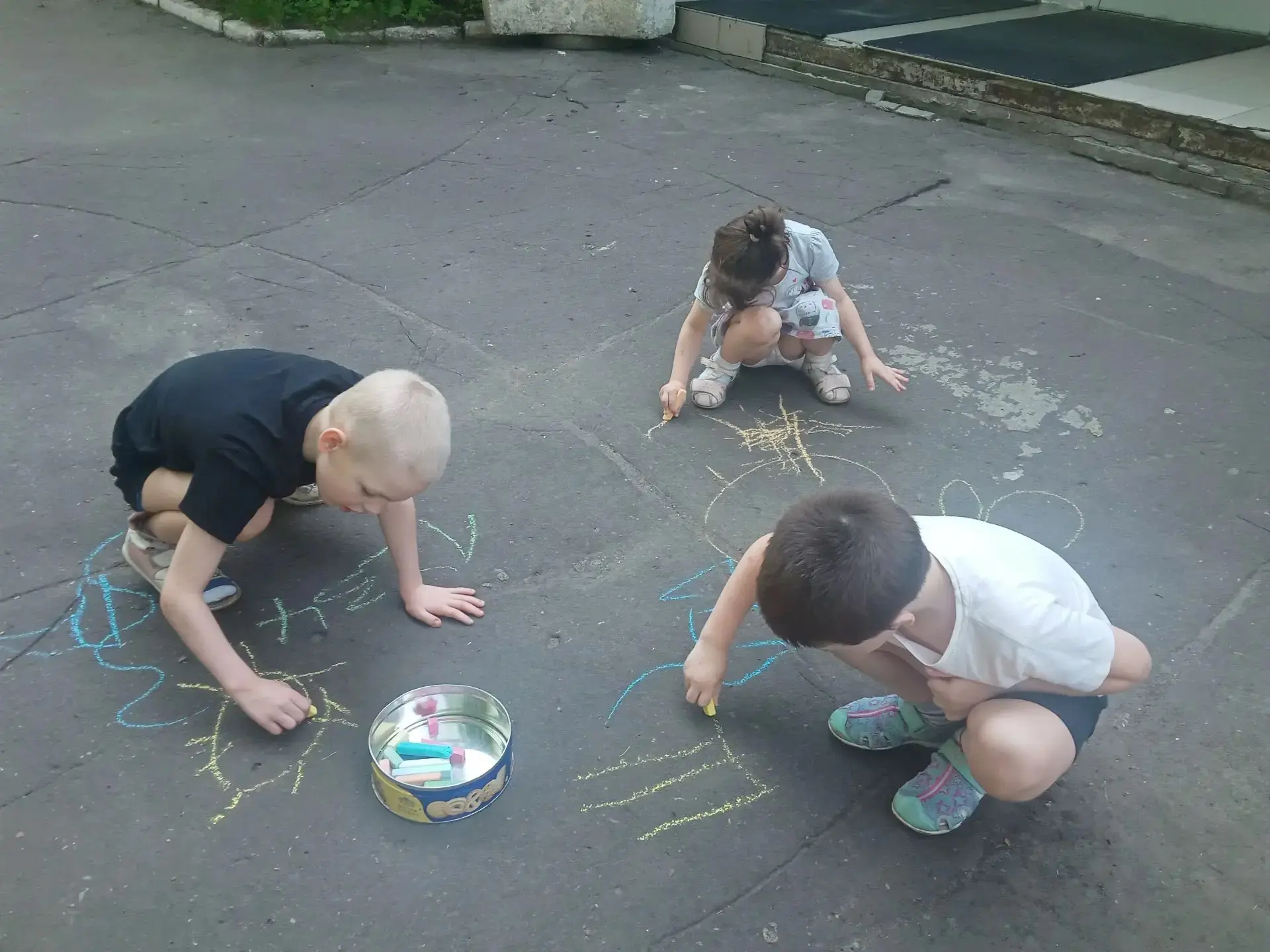 😄Весёлые деньки на участке

Для чего на улице, деточкам гулять.
Чтобы щёчки на лице солнцу подставл