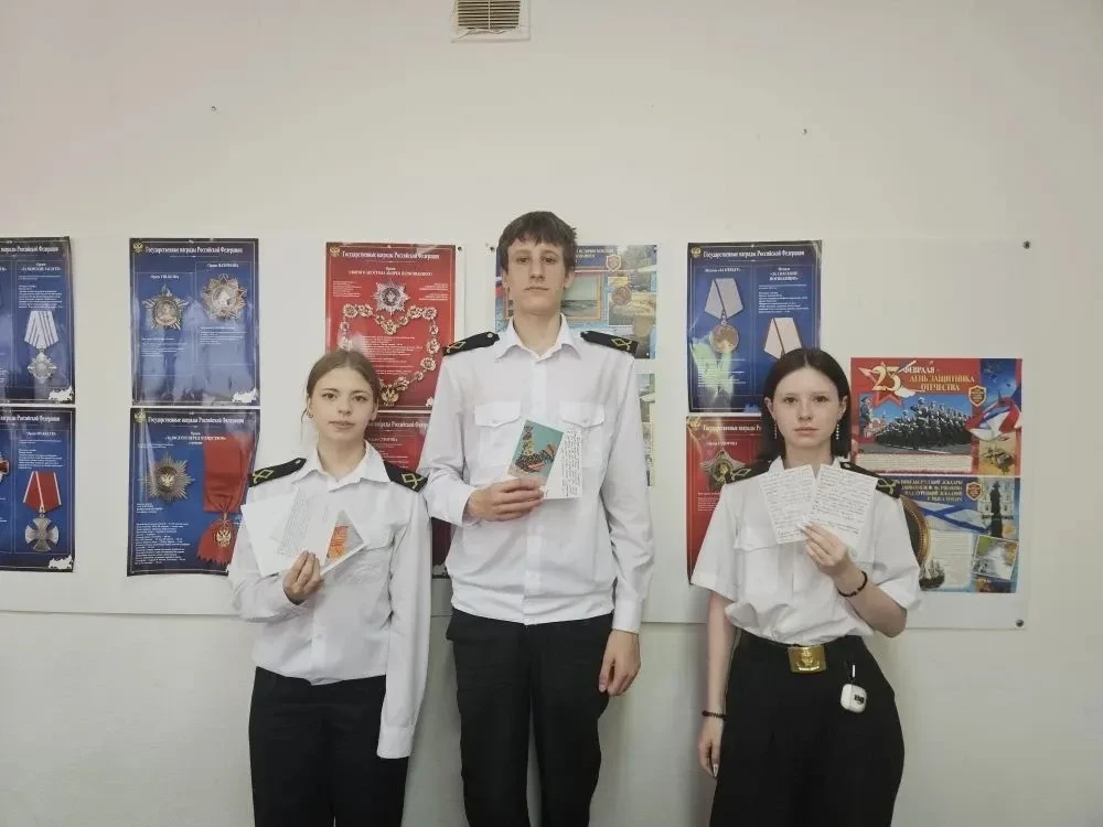 Тепло сердец в письмах - курсанты и преподаватели колледжа поддержали бойцов СВО.

Курсанты и препод