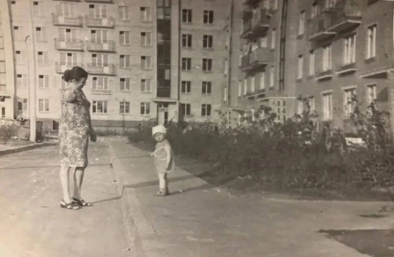 Кто узнает двор на этом архивном снимке? 🤔
