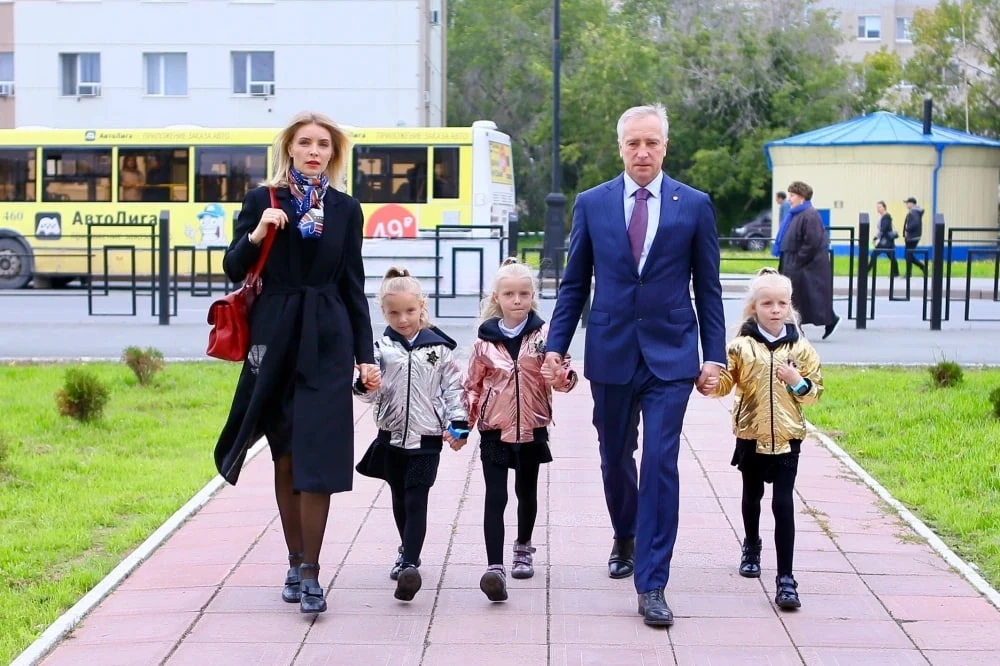 Владимир Владимирович с днём рождения!

Вчера руководителю региона, Владимиру Мазуру исполнилось 60 