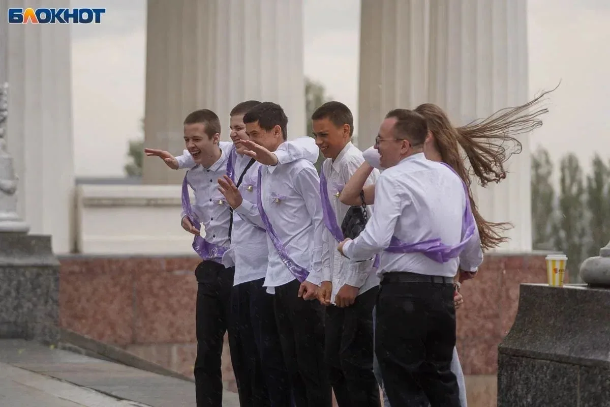Промокшие, но счастливые: Последний звонок под ливнем в Волгограде! 🌊