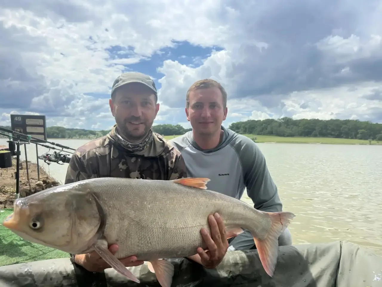 Поймали краснокнижного адыгейского амура, водится только в РСК Кужора 🔥
