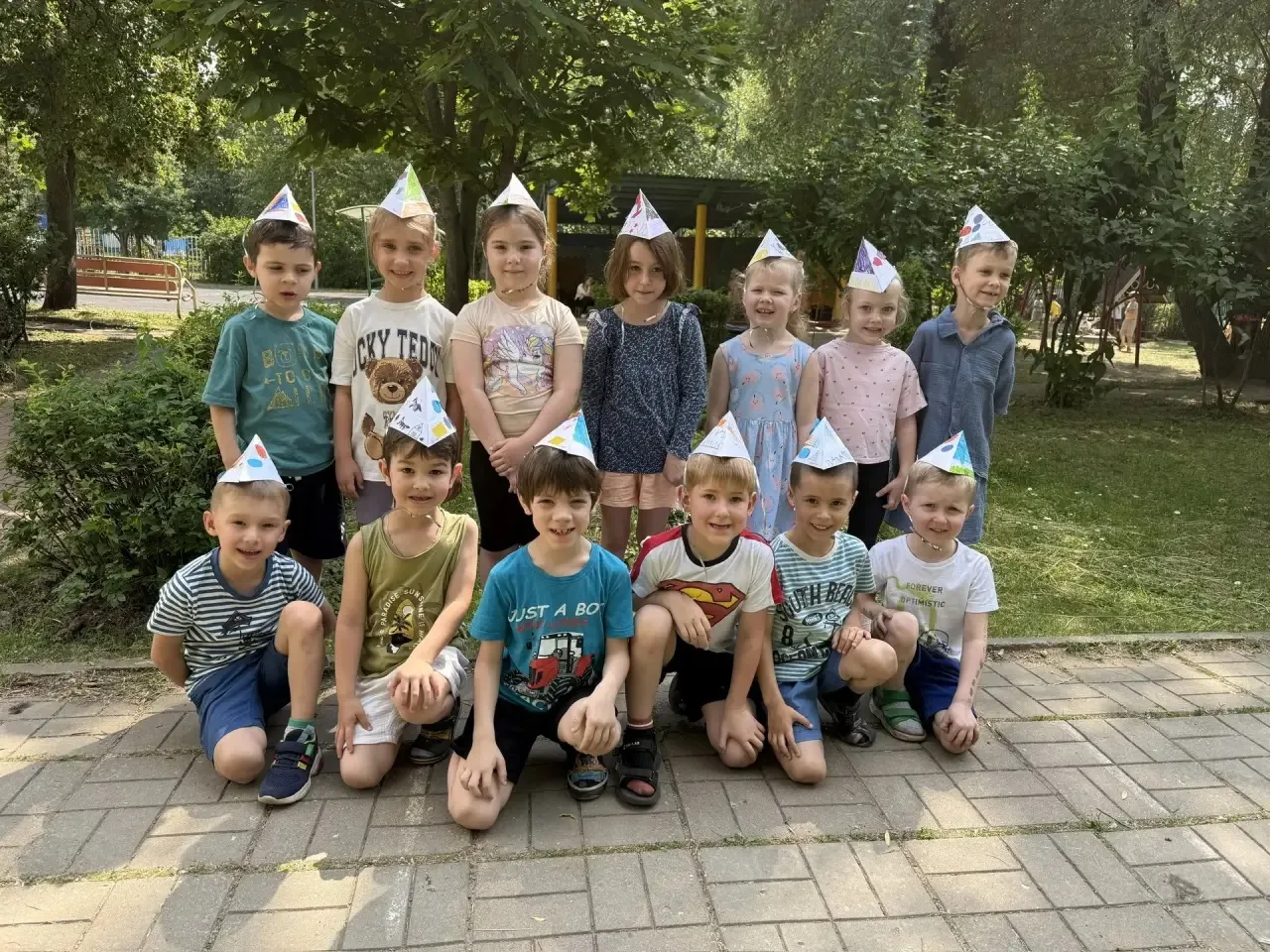 Мы не боимся жарких деньков 😎

Лето — любимая пора многих взрослых и детей. Лёгкая одежда, яркое со