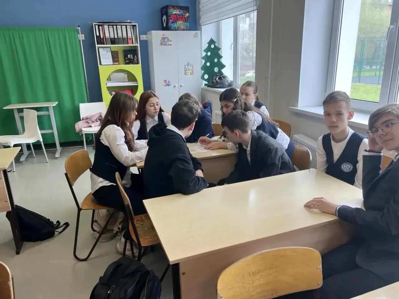БЕЗОПАСНОСТЬ ПРЕВЫШЕ ВСЕГО  🕵️ Учащиеся 8 «А» и 8 «Б» приняли участие в правовой игре «Это должен зн