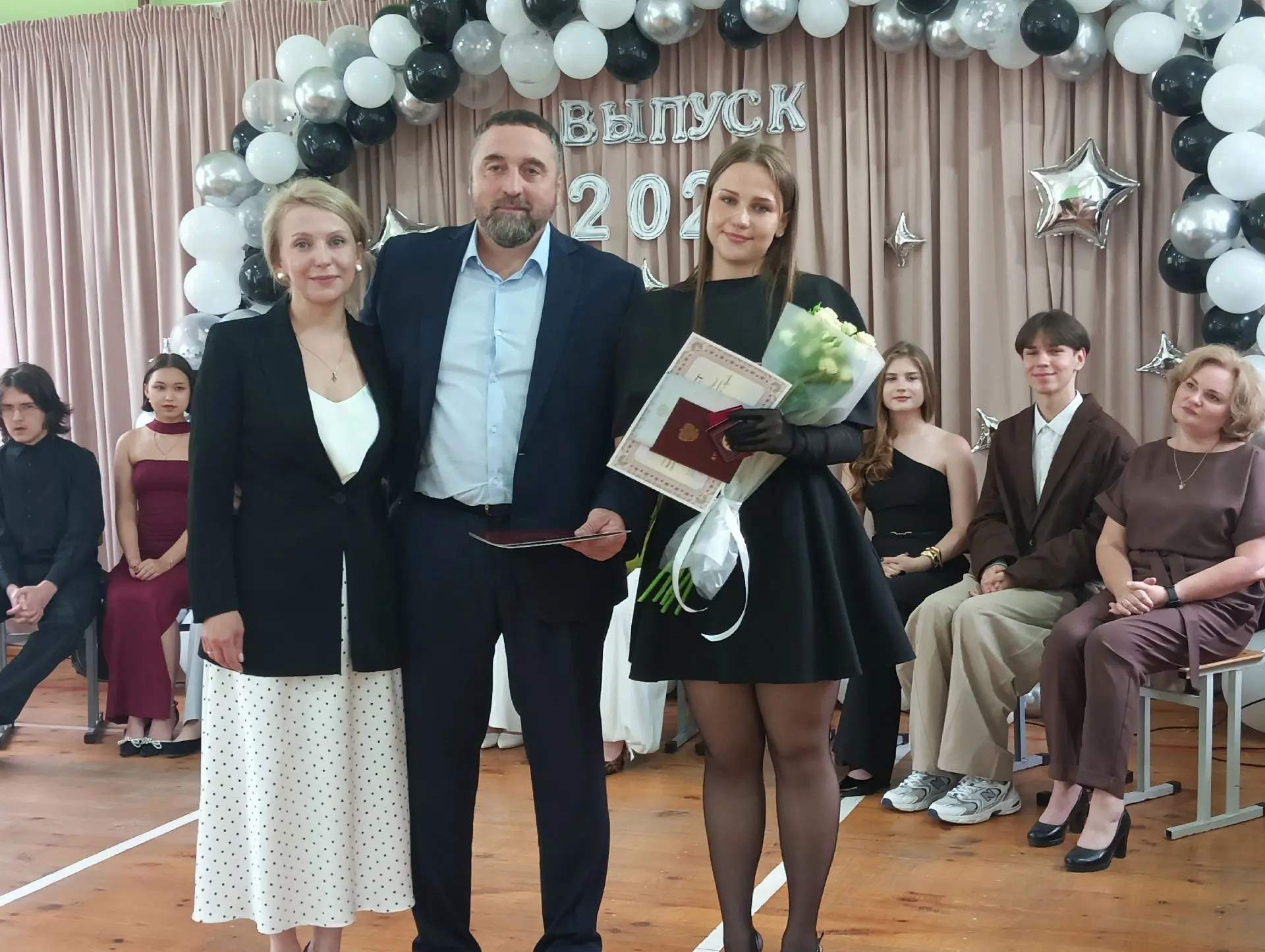 27 июня в нашей школе прошёл торжественный выпускной для учеников 11 класса. Этот день официально за