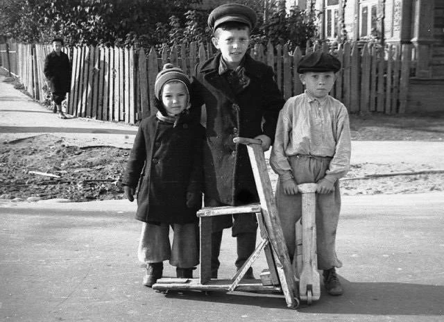 Ребята с самодельными самокатами на подшипниках, 1960-е годы