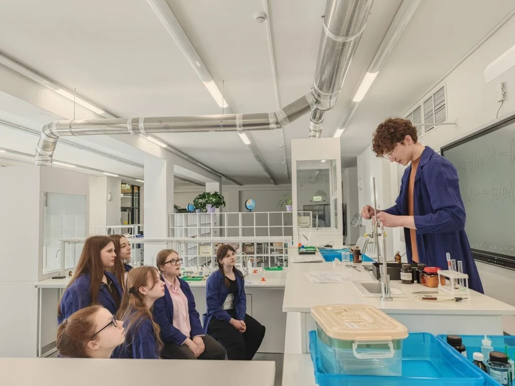 🧪 Химический практикум на каникулах  🧴🔬На каникулах ученики 8-х классов из школьного отделения Рублё