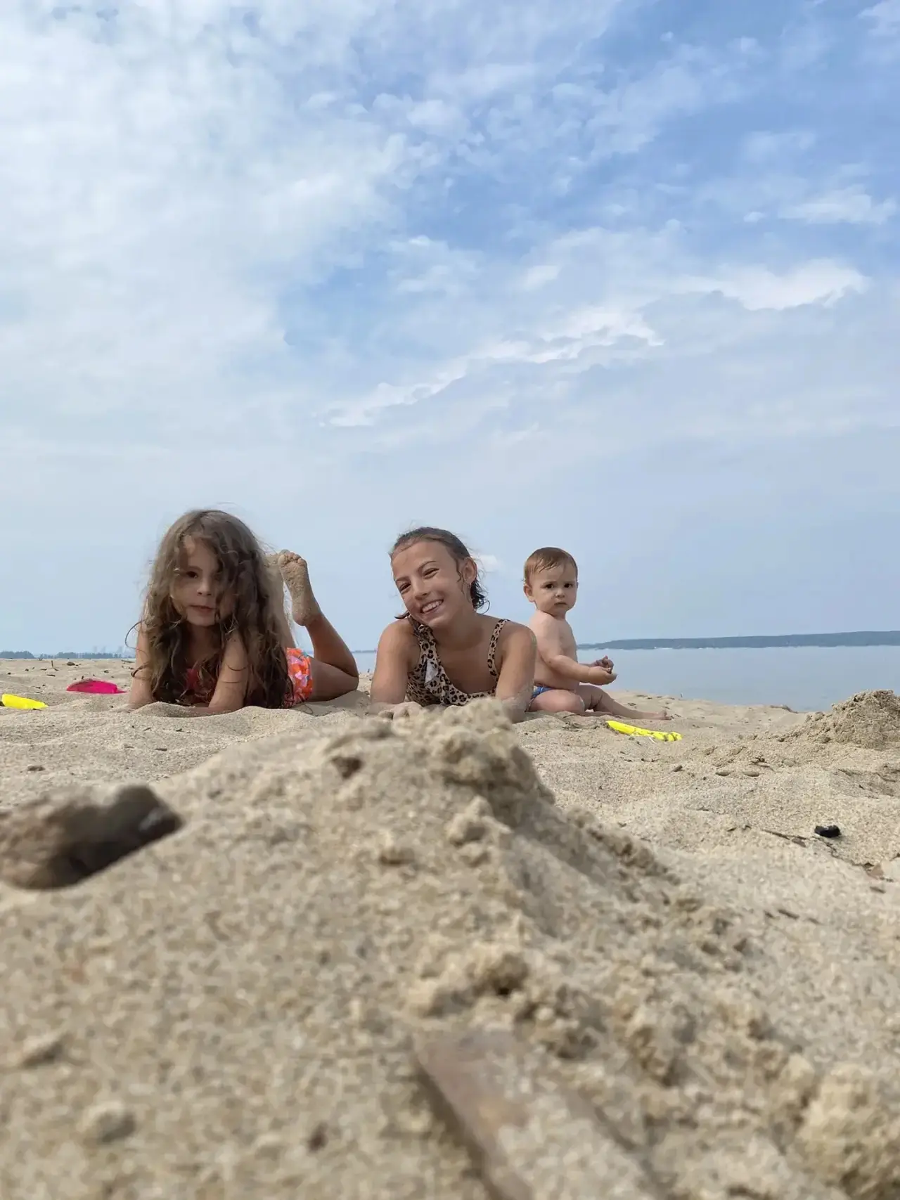 🌊 Летние каникулы продолжаются!

Ученица 7 «В» класса Элина вместе с младшей сестрой и братиком отд