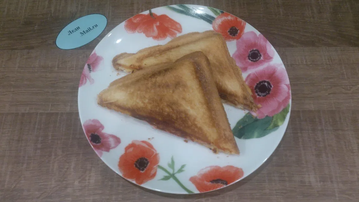 🥪 Сэндвичи с колбасой и сыром — горячий завтрак на тостовом хлебе с чесночным соусом.