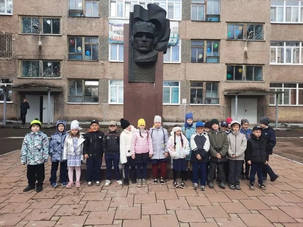 🇷🇺🎉Торжественный митинг в честь Дня Победы🎉🇷🇺 6 мая учащиеся 1 и 2 классов нашей школы приняли участ