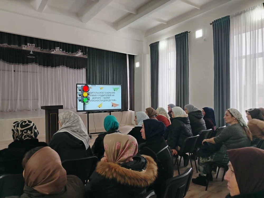 В рамках месяца, посвященного Правилам дорожного движения, было организовано и проведено школьное ро