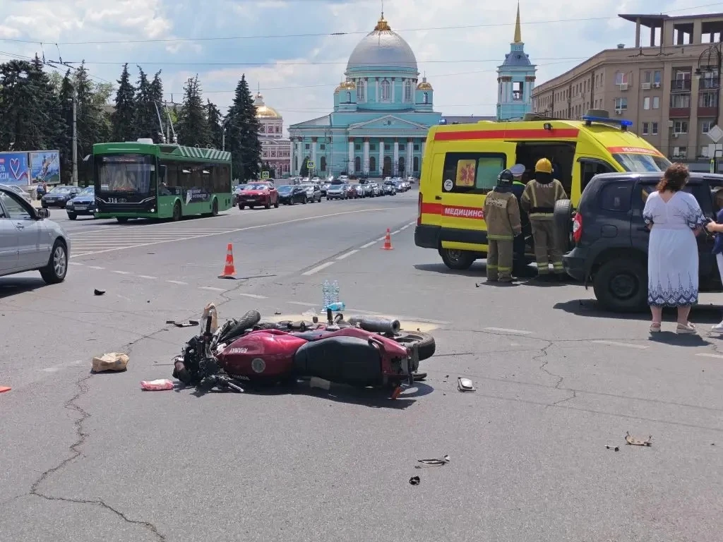 ❗️Полиция показала кадры с места ДТП, где мотоциклист без прав врезался в «Ниву»