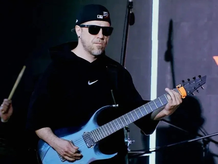 🎸 Руководитель нашей молодёжно-музыкальной студии «Шесть струн» не только учит ребят и...