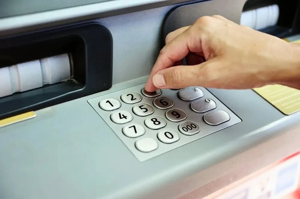 Обменять валюту в аэропорту теперь можно без карты

Сбербанк запустил в банкоматах сервис «наличные 